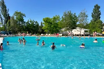 Теплый бассейн с лаундж-зоной в курортном комплексе Азовский