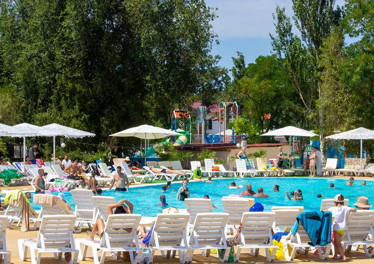 Отдых в Крыму с детьми в Азовском в отеле с бассейнами