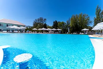 Теплый бассейн с лаундж-зоной в курортном комплексе Азовский