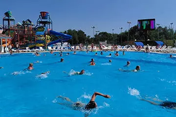 Теплый бассейн с лаундж-зоной в курортном комплексе Азовский