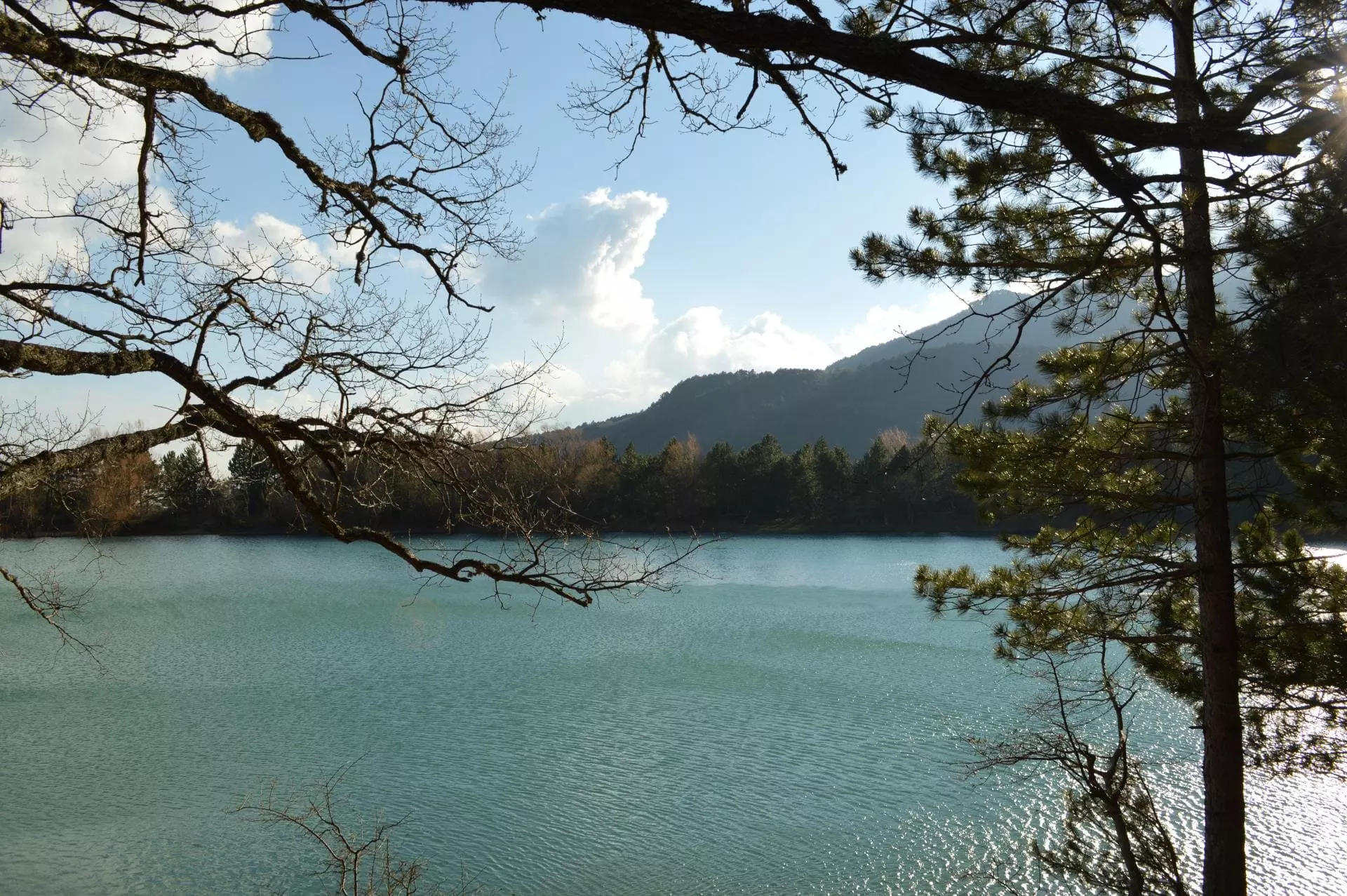 В Крыму Бирюзовое озеро