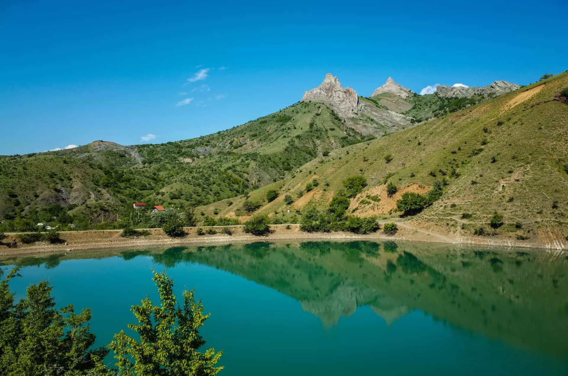В Крыму Озеро Панагия (Изумрудное)
