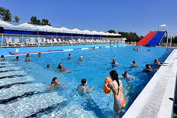 Крытый и открытый бассейны в курортном комплексе Азовский Крым