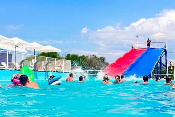 Крытый и открытый бассейны в курортном комплексе Азовский Крым
