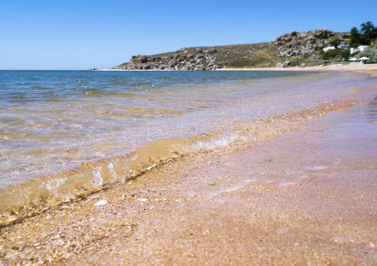 Пляж отеля АзовЛенд в Крыму рядом с Генеральскими пляжами
