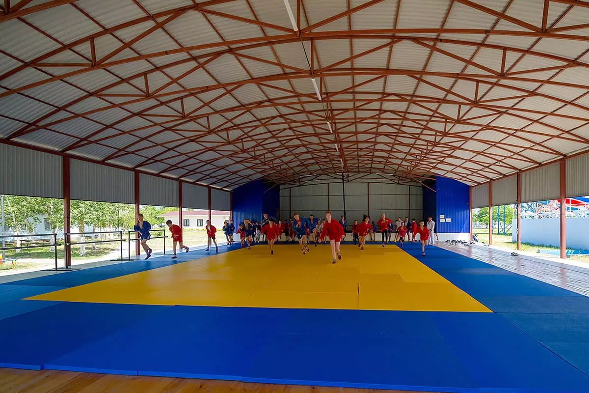 Крытая спортивная площадка с татами в курортном комплексе Азовский