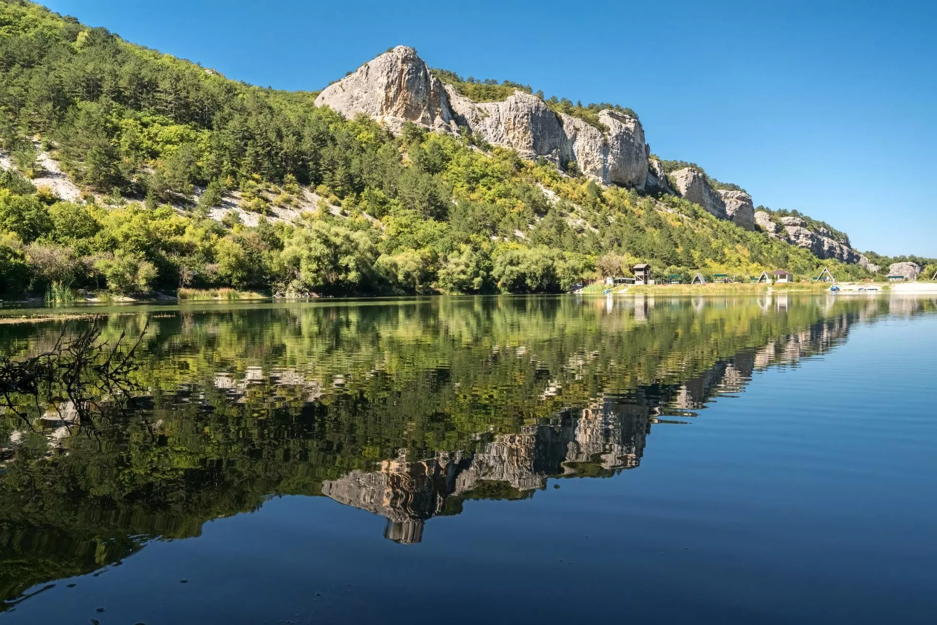 Мангупское озеро в Крымуо