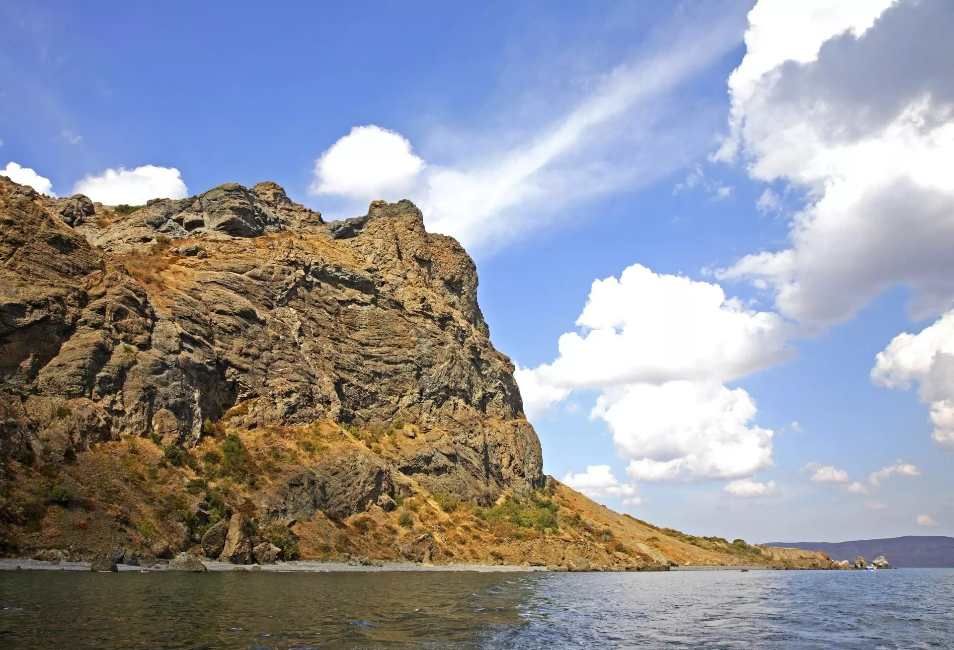 Гора Карадаг у моря