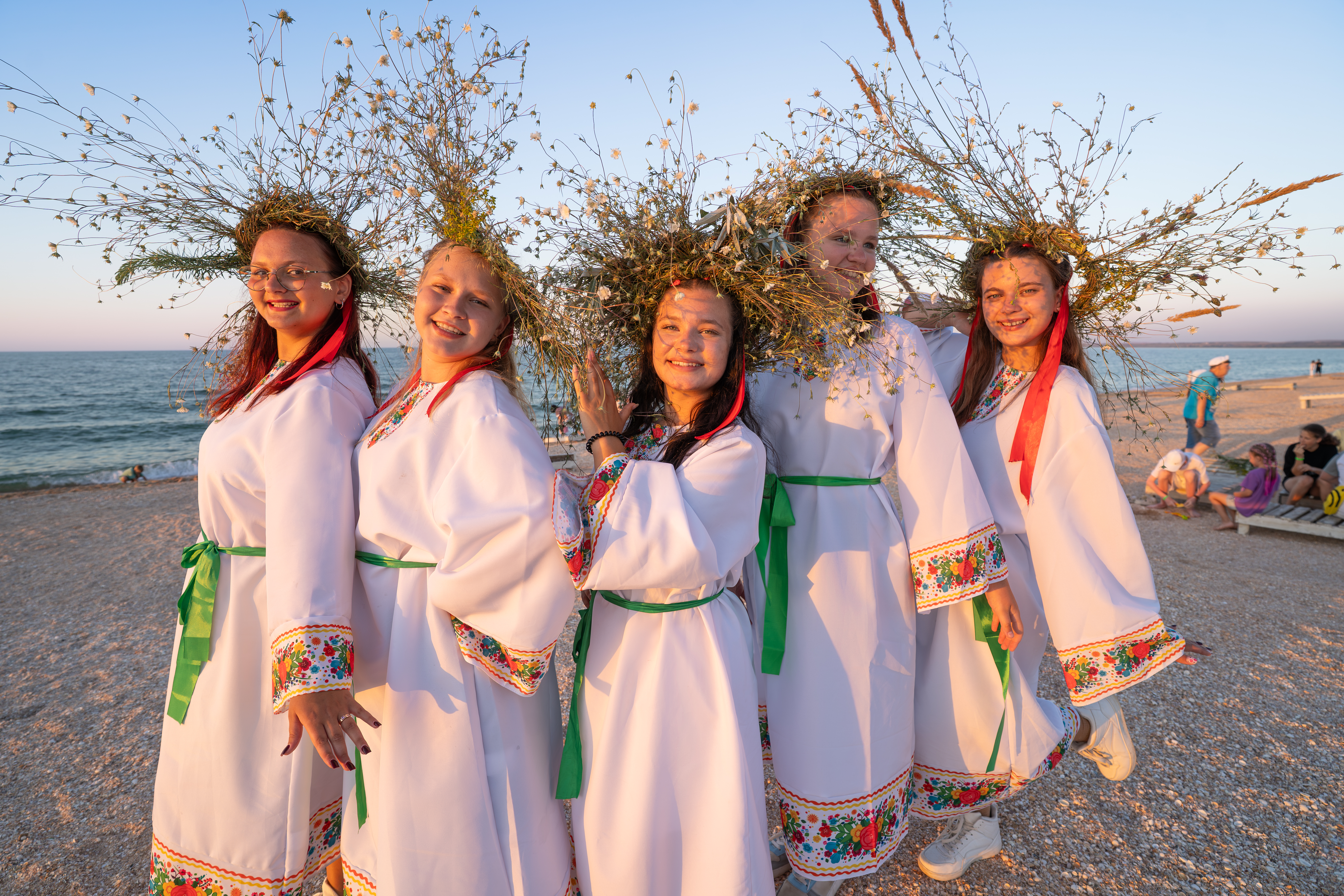 Плетение купальских венков в Курортном комплексе «Азовский»