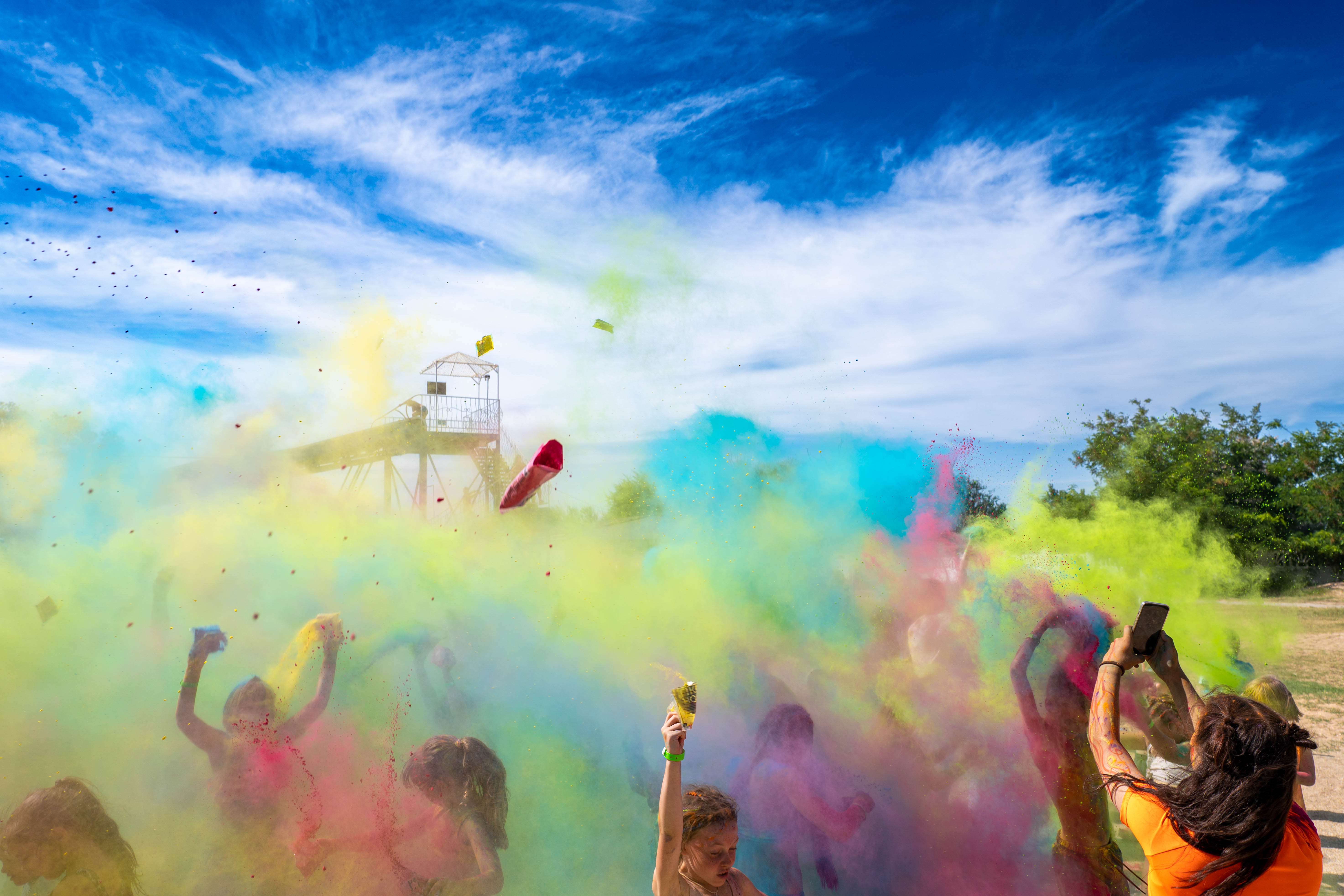 Яркие краски Холи в Крыму