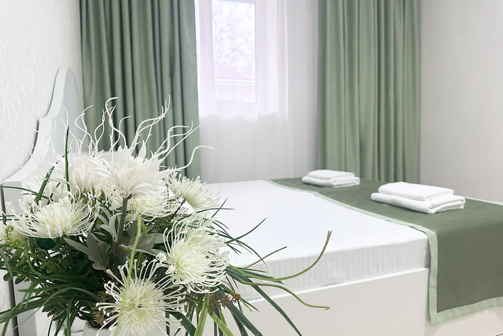 две двуспальные кровати в номере