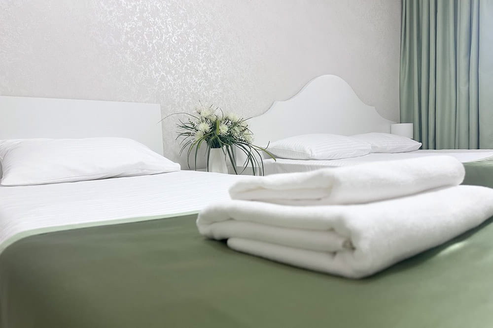 две двуспальные кровати в номере