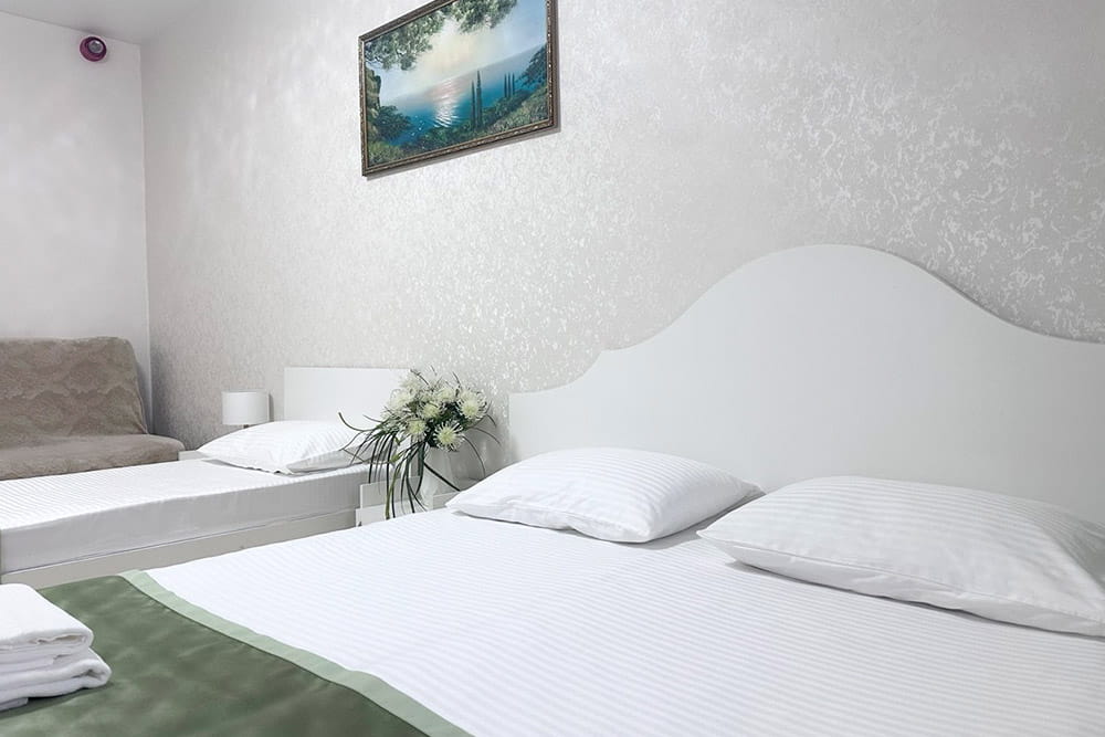 две двуспальные кровати в номере