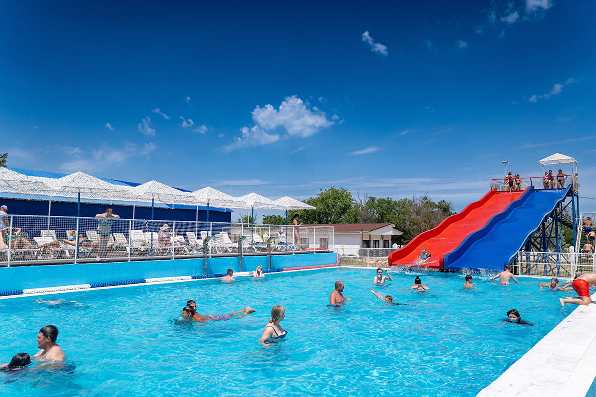 Бассейн с горками и подогревом воды в курортном комплексе Азовский