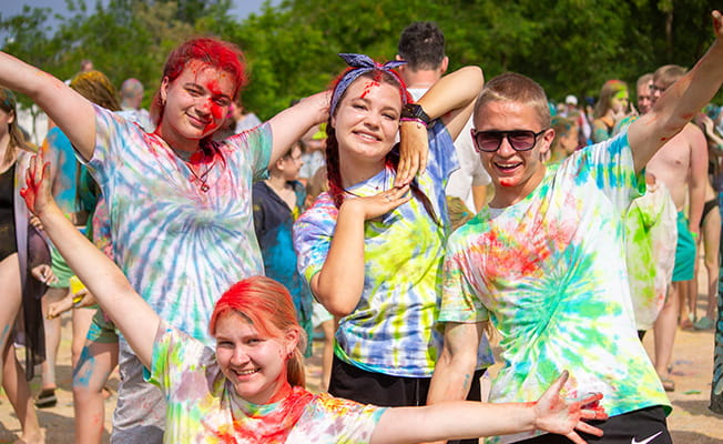 фестиваль красок Холи в Азовском