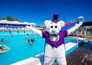 Бассейн с горками в курортном комплексе Азовский