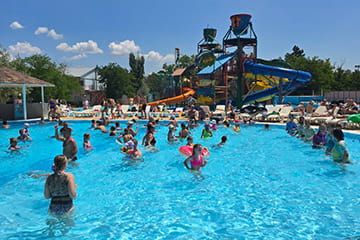 Теплый бассейн с лаундж-зоной в курортном комплексе Азовский