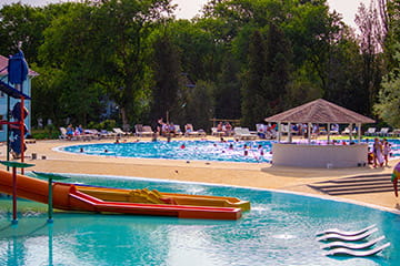 Теплый бассейн с лаундж-зоной в курортном комплексе Азовский