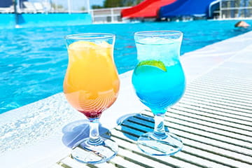 Крытый и открытый бассейны в курортном комплексе Азовский Крым