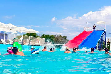 Крытый и открытый бассейны в курортном комплексе Азовский Крым