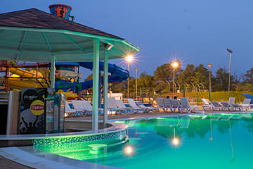 Курортный комплекс Азовский вечером