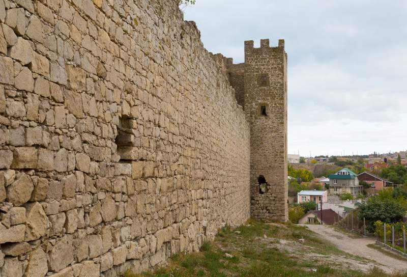 Останки башни Константина в Феодосии