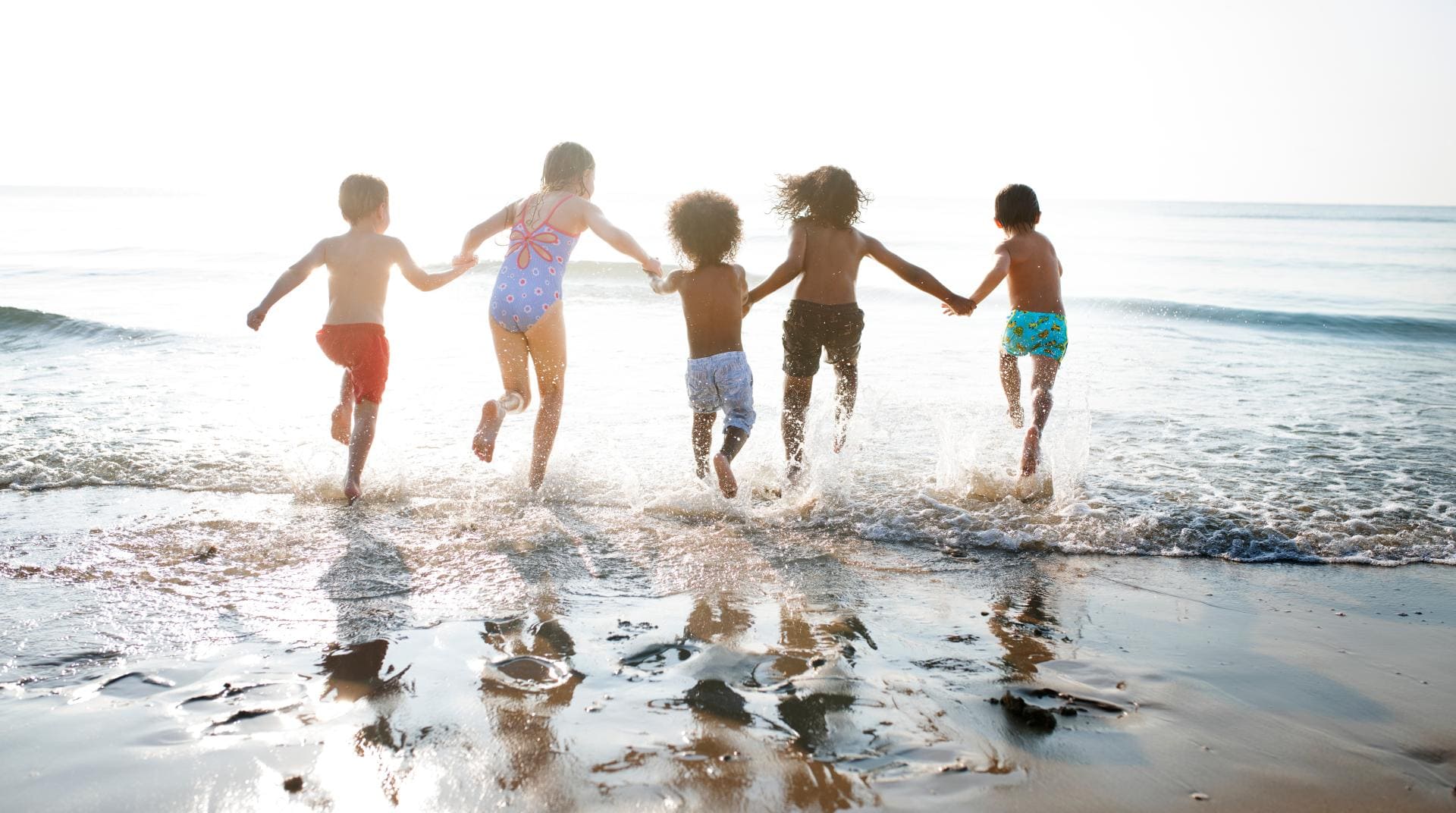Группа детей фото на пляже. Семья н галечном пляже бегут. Гр пляж детство. Наша группа на пляже.