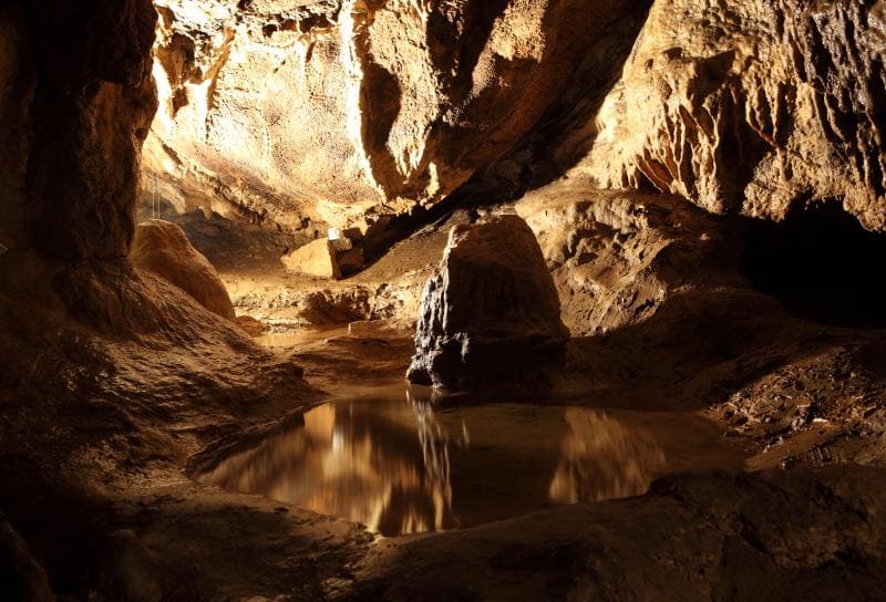 Кизил-Коба (Красные пещеры)