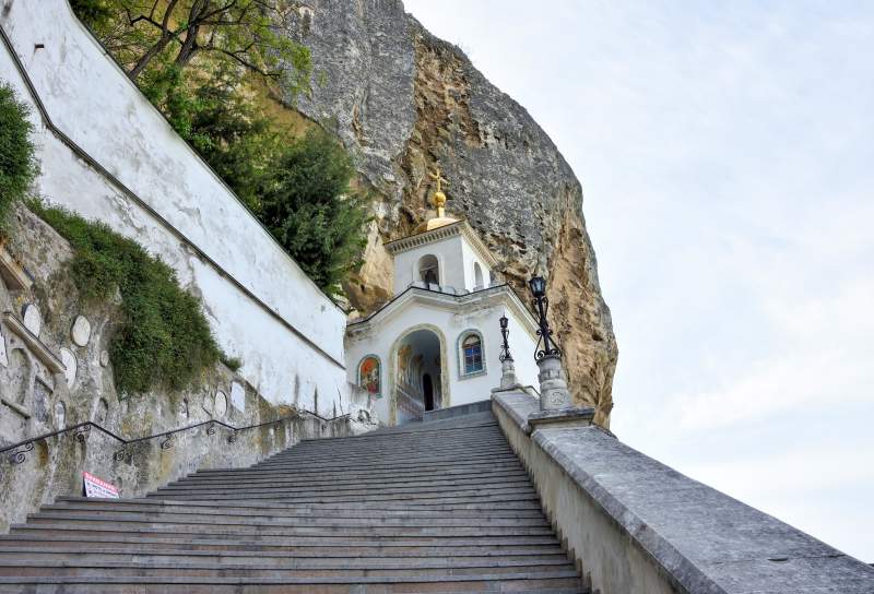 Лестница в Успенский пещерный монастырь