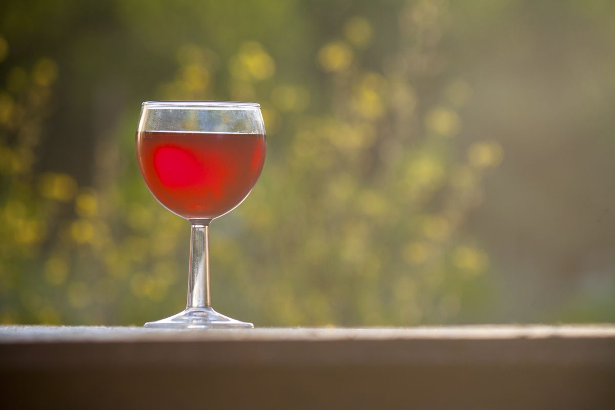 Крымское красное полусладкое вино фото