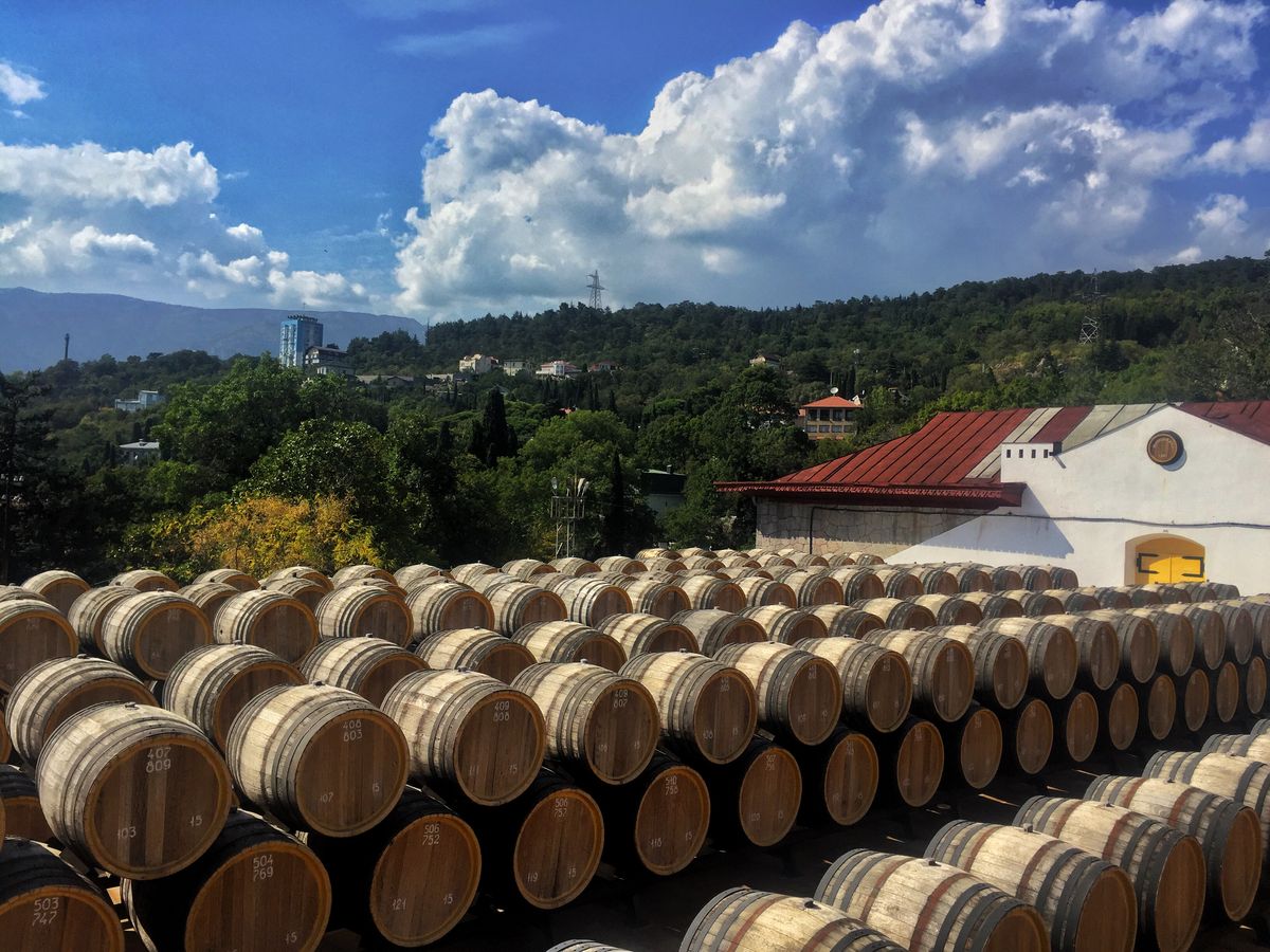 Где находится Крымское красное полусладкое вино