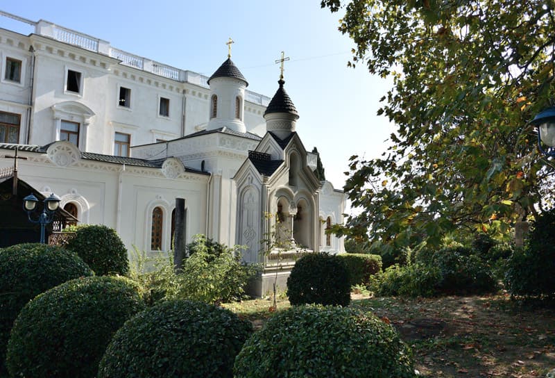 Клумбы и фонтан на территории Ливадийского дворца